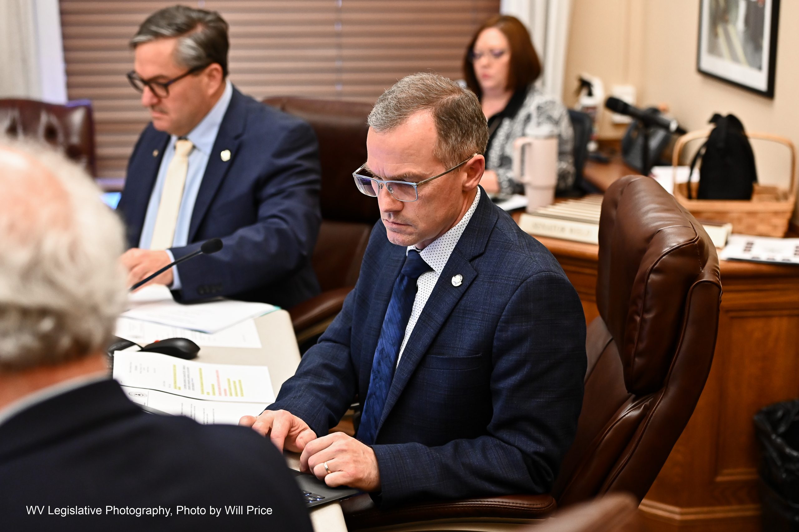 Senate Finance quickly passes locality pay bill for state employees, school personnel
